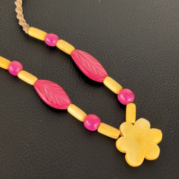 Vintage handmade vibrant floral bakelite (?) necklace, 60th style - Picture 3 of 6